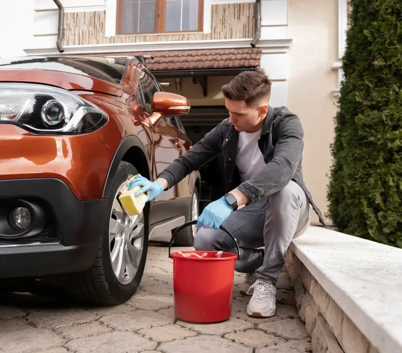 Lavage auto à domicile Plivot : professionnel intervenant sur un véhicule